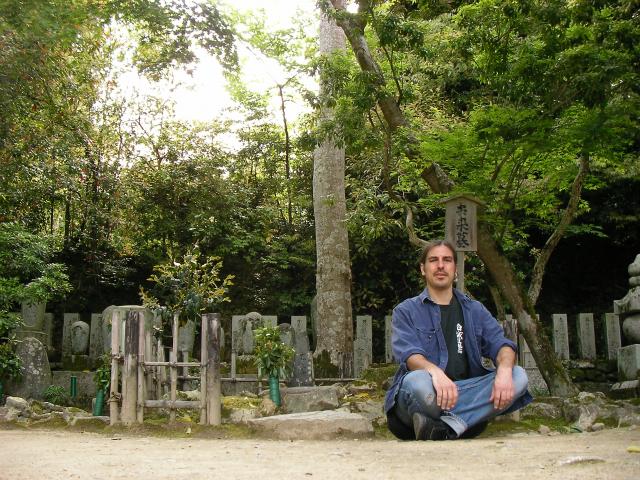 Tom at Mukai Kyorai's grave